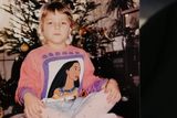 Kolegyně z Aktuálně.cz Klára Elšíková zase svoje šesté Vánoce oslavila v mikině s obrázkem Pocahontas, kterou proslavil animovaný film od Walta Disneyho z roku 1995.