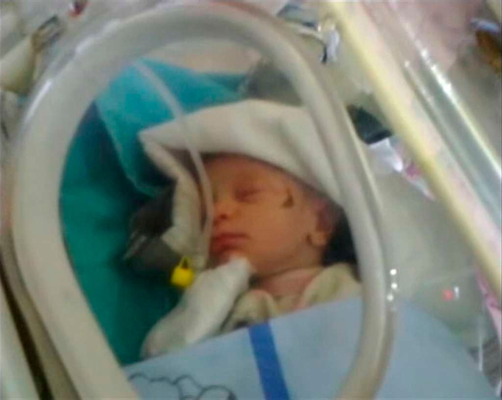 Turci našli živé novorozeně, v troskách přežilo dva dny (Azra Karadumanová)
