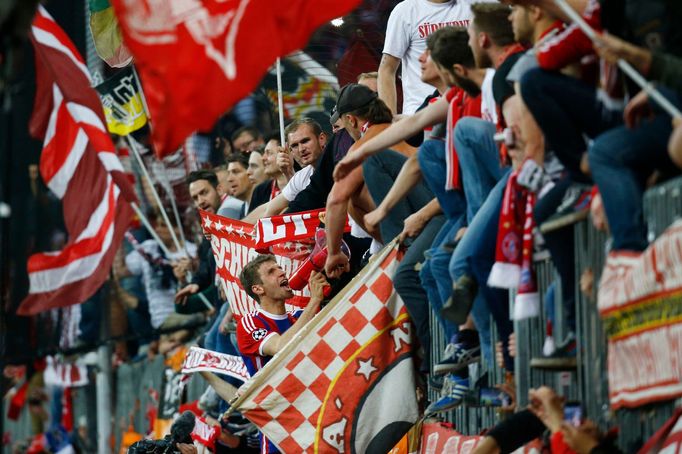 LM, Bayern-Porto: Thomas Müller slaví s fanoušky