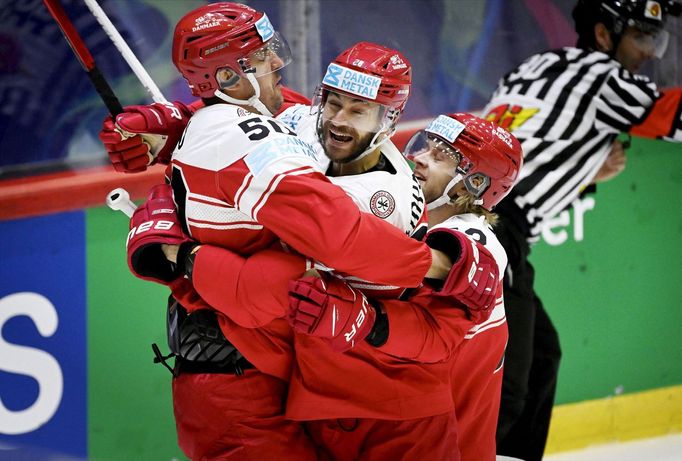 Mathias Bau, Patrick Bjorkstrand a Nicolai Meyer slaví gól proti Kazachstánu.