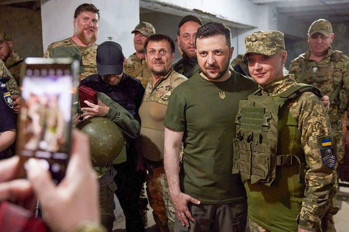 Prezident Ukrajiny Volodymyr Zelenskyj pózuje při fotografování s členkou ukrajinské army při své návštěvě v  Mykolajivské oblasti. Snímek byl pořízený dne 18. 6. 2022