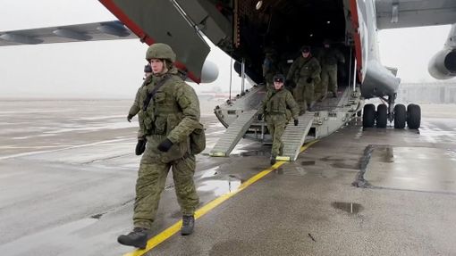 Ruští vojáci po příletu do Kazachstánu.