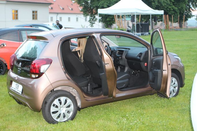 V pětidveřovém voze se na krátkou vzdálenost mohou přepravovat i čtyři dospělí. Ovšem, měli by raději měřit méně než 186 centimetrů vysoký redaktor,