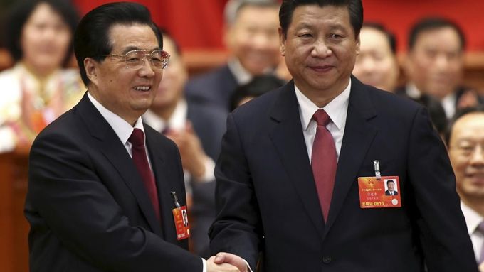 Střídání stráží. Chu Ťin-tchao (vlevo) předává prezidentské žezlo Si Ťin-pchingovi.