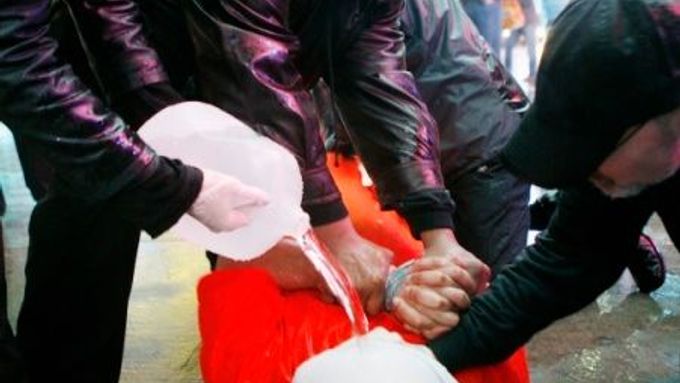 Demonstranti předvádějí techniku simulovaného topení. CIA její používání přiznala
