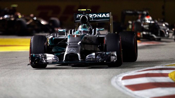 Nico Rosberg si v Singapuru musel zvyknout na souboje s vozy z konce výsledkové listiny.