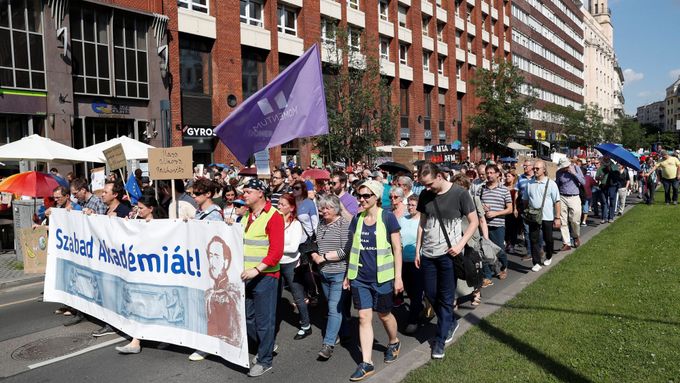 Lidé v Budapešti protestují proti "znárodnění" akademie věd