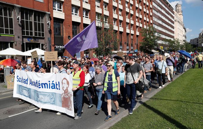 Lidé v Budapešti protestují proti "znárodnění" akademie věd