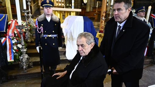 Bývalý prezident Miloš Zeman na posledním rozloučení s Karlem Schwarzenbergem.