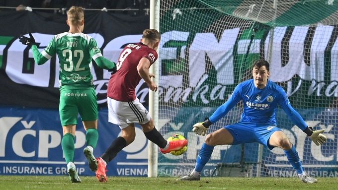 Jan Kuchta dává jeden ze šesti gólů Sparty v utkání s Bohemians