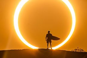 Ohnivý kruh: Byly to manévry, než vznikla fotka surfaře při prstencovém zatmění