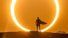 Ohnivý kruh. Snímek surfaře během prstencového zatmění Slunce, který pořídil brazilský fotograf Marcelo Maragni