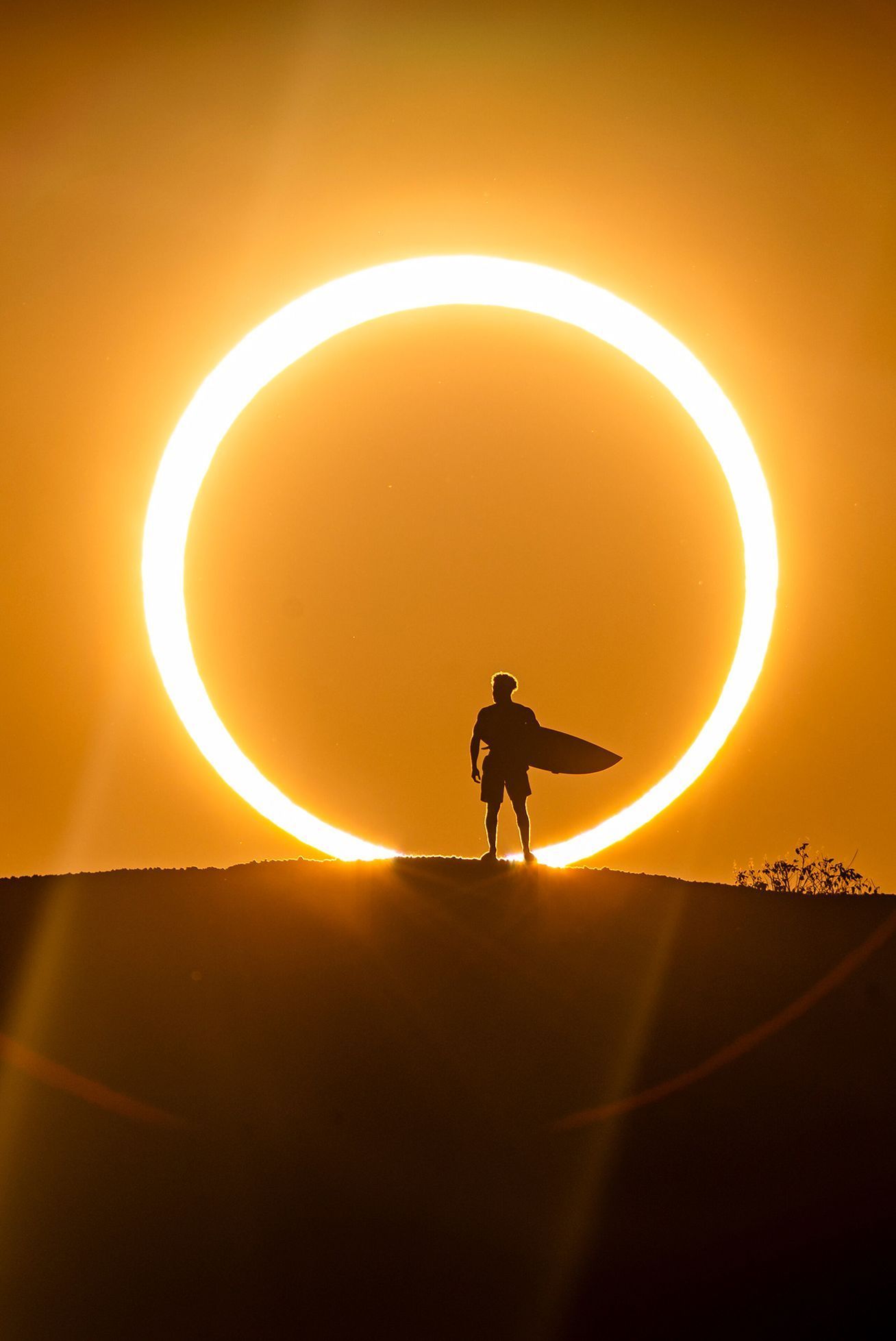 Ohnivý kruh. Snímek surfaře během prstencového zatmění Slunce, který pořídil brazilský fotograf Marcelo Maragni