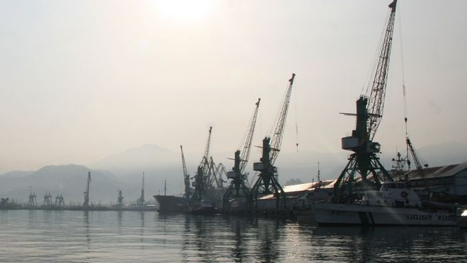 Část přístavu v gruzínském Batumi. Tudy prochází ázerbajdžánská i kazašská ropa, tudy často putuje zboží mezi Tureckem a Arménií, jejichž společné hranice jsou neprodyšně uzavřeny