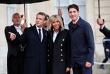 Francouzský prezidentský pár vítal hosty v Elysejském paláci.