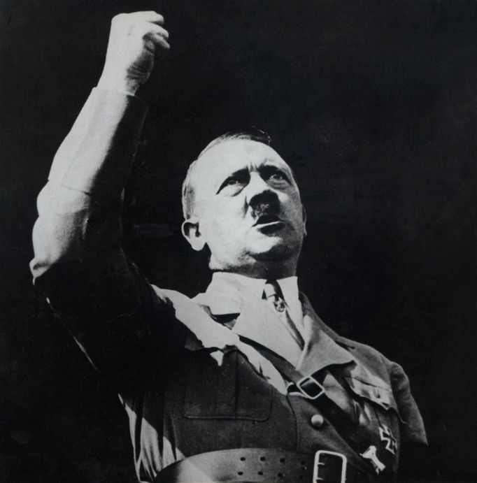 Adolf Hitler na snímku z roku 1943. Lokace neuvedena.