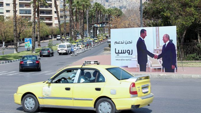 Billboard s prezidenty Sýrie a Ruska Bašárem Asadem a Vladimirem Putinem v centru Damašku.
