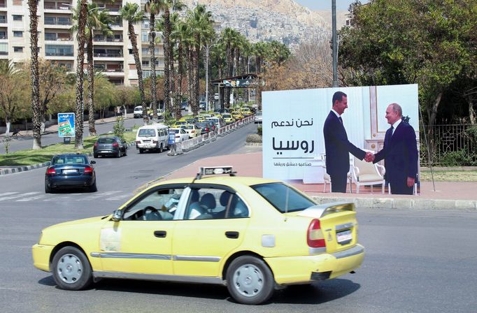 Billboard s prezidenty Sýrie a Ruska Bašárem Asadem a Vladimirem Putinem v centru Damašku.