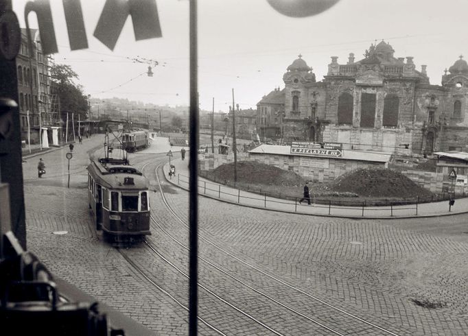 Ukázka z nové knihy Ondřeje Durczaka a Jiřího Siostrzonka "Zrození
metropole. Ostrava ve fotografiích padesátých a šedesátých let 20. století" vydané v prosinci roku 2022