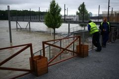 Slovenskou metropoli ovládla povodňová turistika