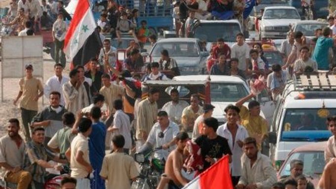 Iráčané slaví v ulicích poté, co se jejich tým dostal do finále mistrovství Asie.