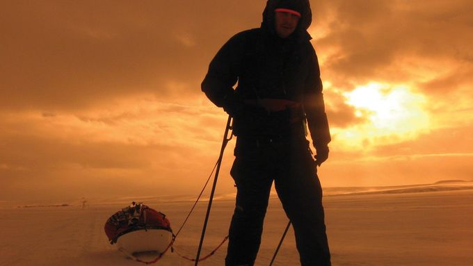 Karl Bushby už na své 27 let trvající cestě kolem světa zažil prakticky cokoli. Nic z toho ho ale nezastavilo. Teď na něj čeká poslední překážka.
