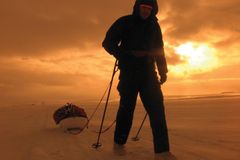 Poslední překážka. Bushbyho může po 27 letech na cestě zastavit Lamanšský průliv