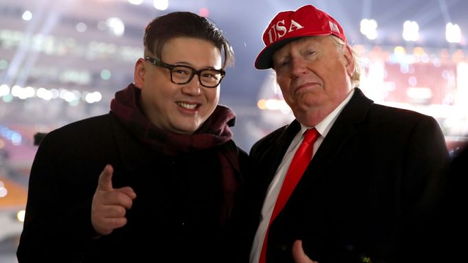 Dvojníci Donalda Trumpa a Kim Čong-una se potkali na zahajovacím ceremoniálu olympijských her v jihokorejském Pchjongčchangu.