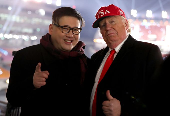 Dvojníci Donalda Trumpa a Kim Čong-una se potkali na zahajovacím ceremoniálu olympijských her v jihokorejském Pchjongčchangu.