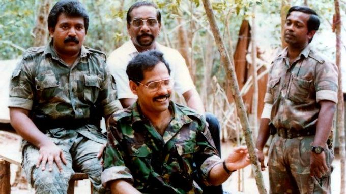 Nejvyšší velitel LTTE Velupillai Prabhakaran (vlevo) mezi dalšími předáky rebelů. Jedna z fotografií ukořistěných srílanskou armádou