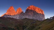 Passo Sella - pohled na průsmyk a masiv Sassolungo.