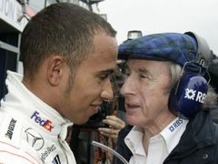 Britská závodní legenda Jackie Stewart(vpravo) v rozhovoru s možnou nastupující hvězdou formule 1 Lewisem Hamiltonem po tréninku na VC Austrálie.