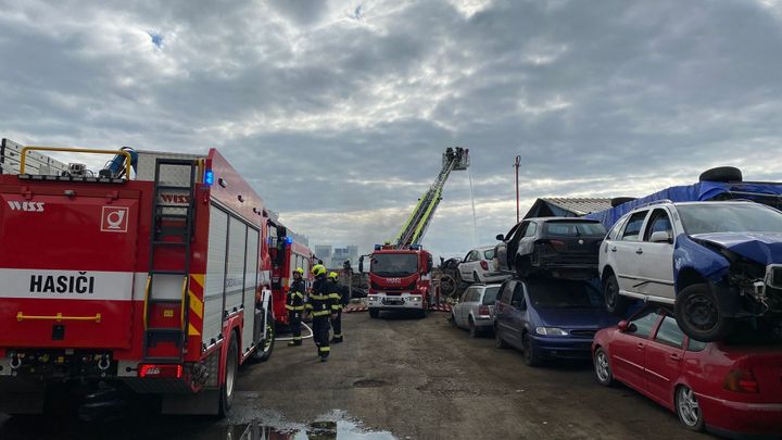 V pražských Dolních Měcholupech hořelo autovrakoviště, dým byl viditelný z dálky; Zdroj foto: Hasiči Praha