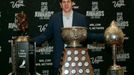 Útočník Pittsburghu Penguins Jevgenij Malkin pózuje s Ted Lindsay Award, Art Ross Trophy a Hart Trophy během předávání trofejí NHL v Las Vegas za sezónu 2011/12.