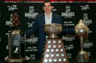 Útočník Pittsburghu Penguins Jevgenij Malkin ovládl podle předpokladů předávání cen NHL v americkém Las Vegas. Získal Ted Lindsay Award pro nejlepšího hráče podle hráčů NHL, Art Ross Trophy pro nejproduktivnějšího hokejistu NHL a Hart Trophy pro nejužitečnějšího hráče NHL.