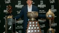 Útočník Pittsburghu Penguins Jevgenij Malkin ovládl podle předpokladů předávání cen NHL v americkém Las Vegas. Získal Ted Lindsay Award pro nejlepšího hráče podle hráčů NHL, Art Ross Trophy pro nejproduktivnějšího hokejistu NHL a Hart Trophy pro nejužitečnějšího hráče NHL.