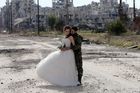 Láska za časů občanské války. Milenci se vzali ve vybombardovaném syrském městě