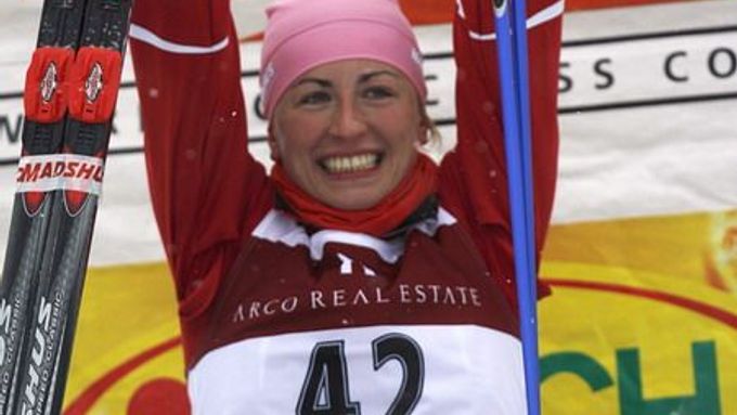Polská lyžařka Justyna Kowalczyková se raduje z prvního triumfu ve Světovém poháru, kterého dosáhla v Otepää.