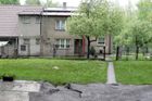 Na první pohled byl nejsilněji zasažen dům ve spodní části stráně. První prognózy nevypadají dobře.