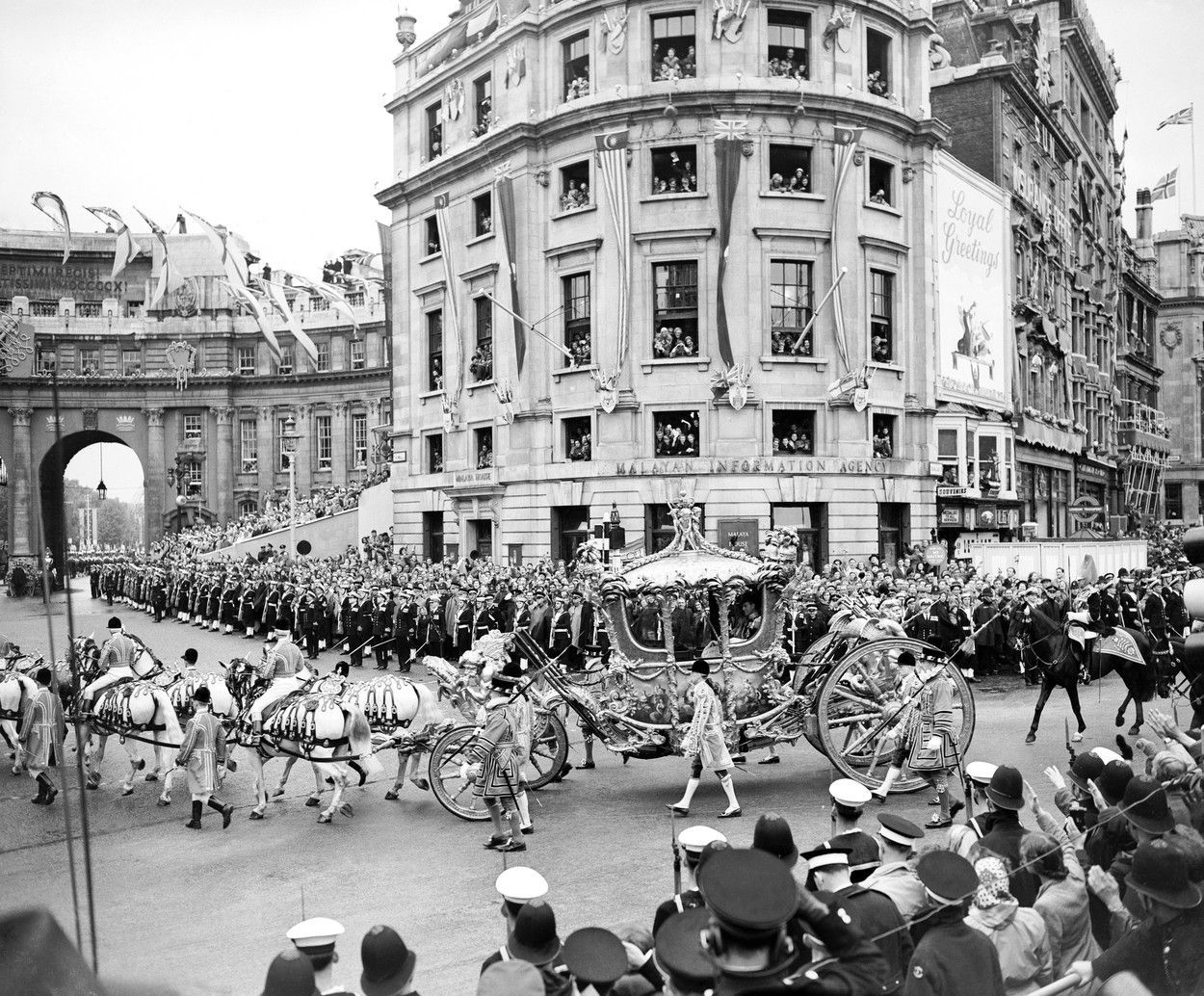Královna Alžběta II., korunovace, historie, Velká Británie, Zahraničí