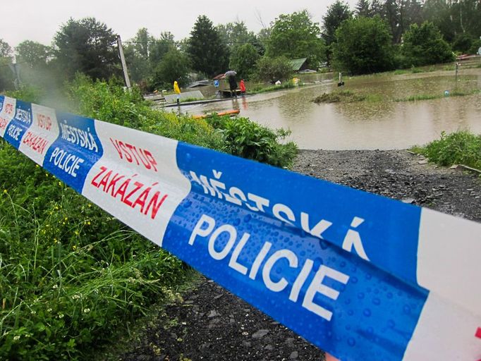 Každou hodinu se břehy Libeňského ostrova ocitají ve stále větším obklíčení ze strany rozvodněné Vltavy.