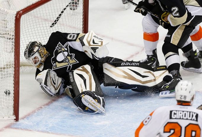 Tomáš Vokoun inkasuje gól od Jakuba Voráčka v utkání Pittsburgh - Philadelphia.