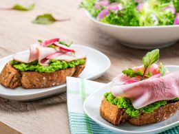 Tip na zdravou svačinu: Recept na sendviče se šunkou a hráškovým pestem