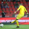 Ondřej Kolář kope penaltu v zápase 2. kola F:L Slavia - Příbram