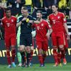 Fotbal, Bundesliga, Dortmund - Bayern Mnichov: fotbalisté Bayernu se hádají s rozhodčím