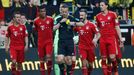 Fotbal, Bundesliga, Dortmund - Bayern Mnichov: fotbalisté Bayernu se hádají s rozhodčím