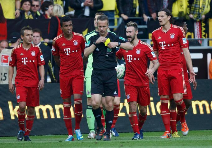 Fotbal, Bundesliga, Dortmund - Bayern Mnichov: fotbalisté Bayernu se hádají s rozhodčím