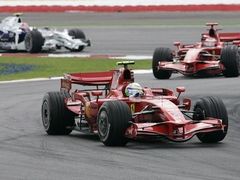Obě Ferrari udrželi po startu GP Malajsie vedení.