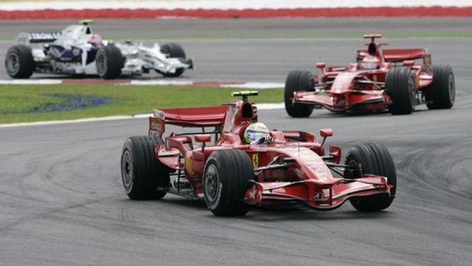 Obě Ferrari udrželi po startu GP Malajsie vedení.