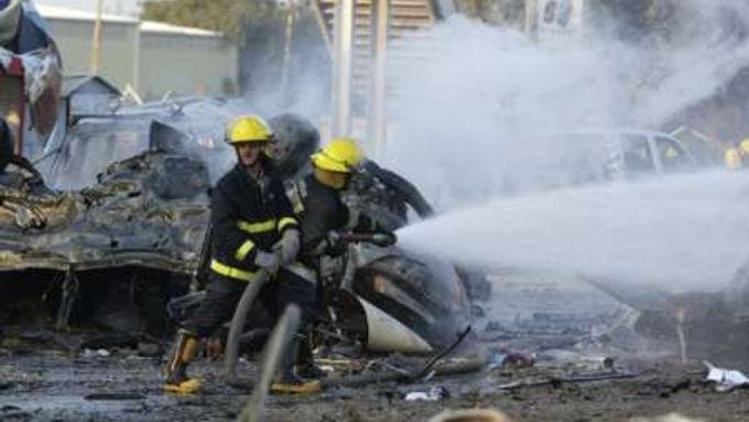 Nálože ve dvou dodávkách vybuchly u vchodu do univerzity Al-Mustanziríja. Na místě zemřelo 60 osob, další byli zraněni.